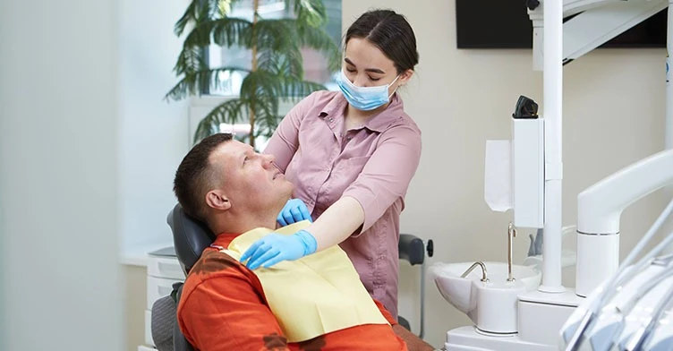 Професійна чистка зубів: фундамент здоров’я та краси вашої посмішки